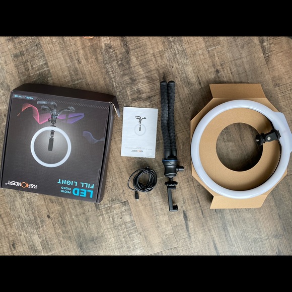 LED ring light with stand and phone holder. Good as new. - Picture 12 of 13